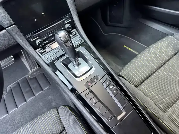 Porsche 718 2019 Cayman T 2.0T 11