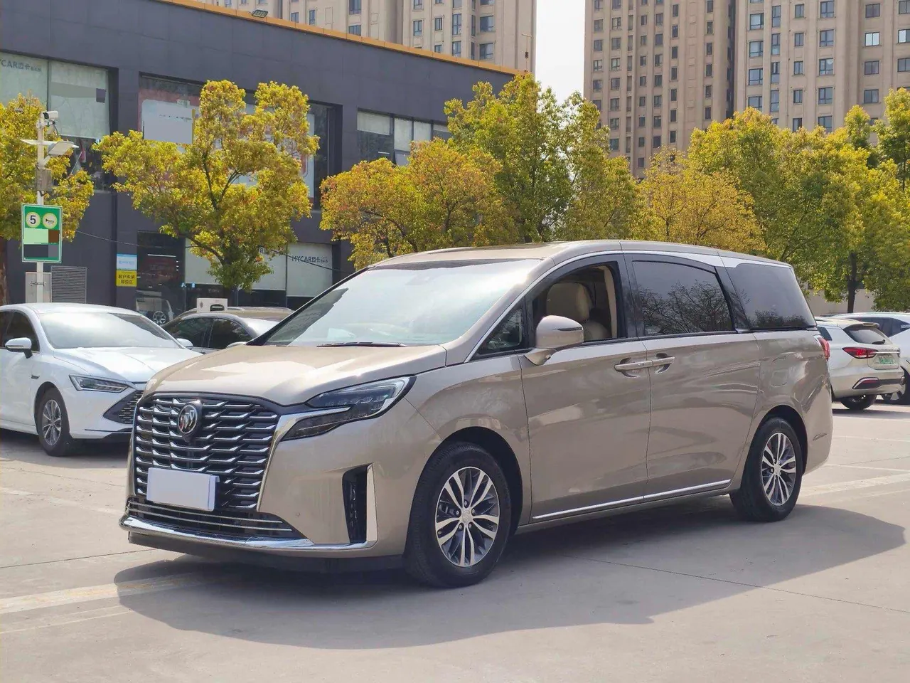 Buick 2023 GL8 ES Lu Zun 48V 2.0T 653T Exclusive Automatic Gear - View 1