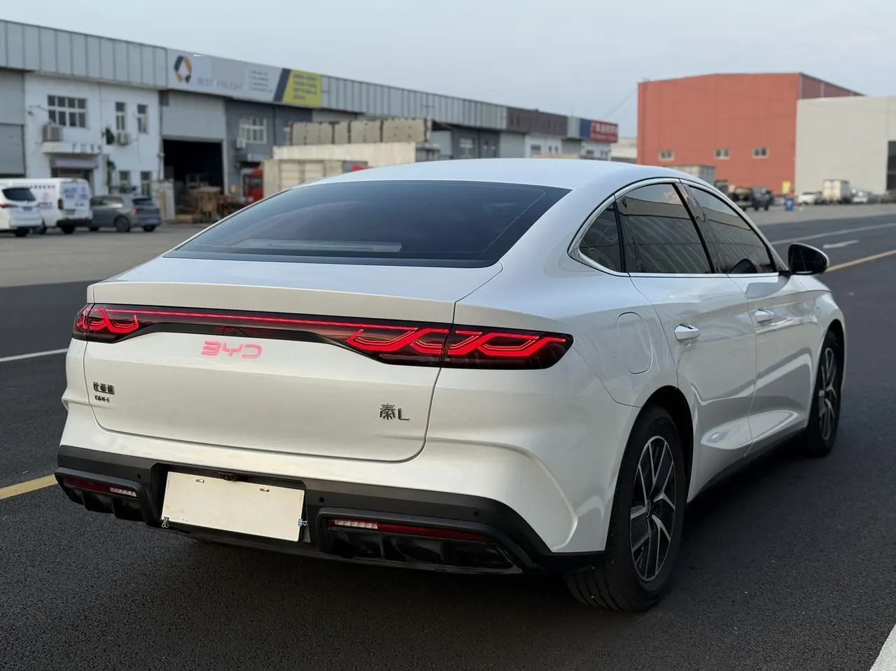 Открыть галерею: BYD 2024 Qin L DM-i 1.5 stepless 80KM Exceed automatic gear