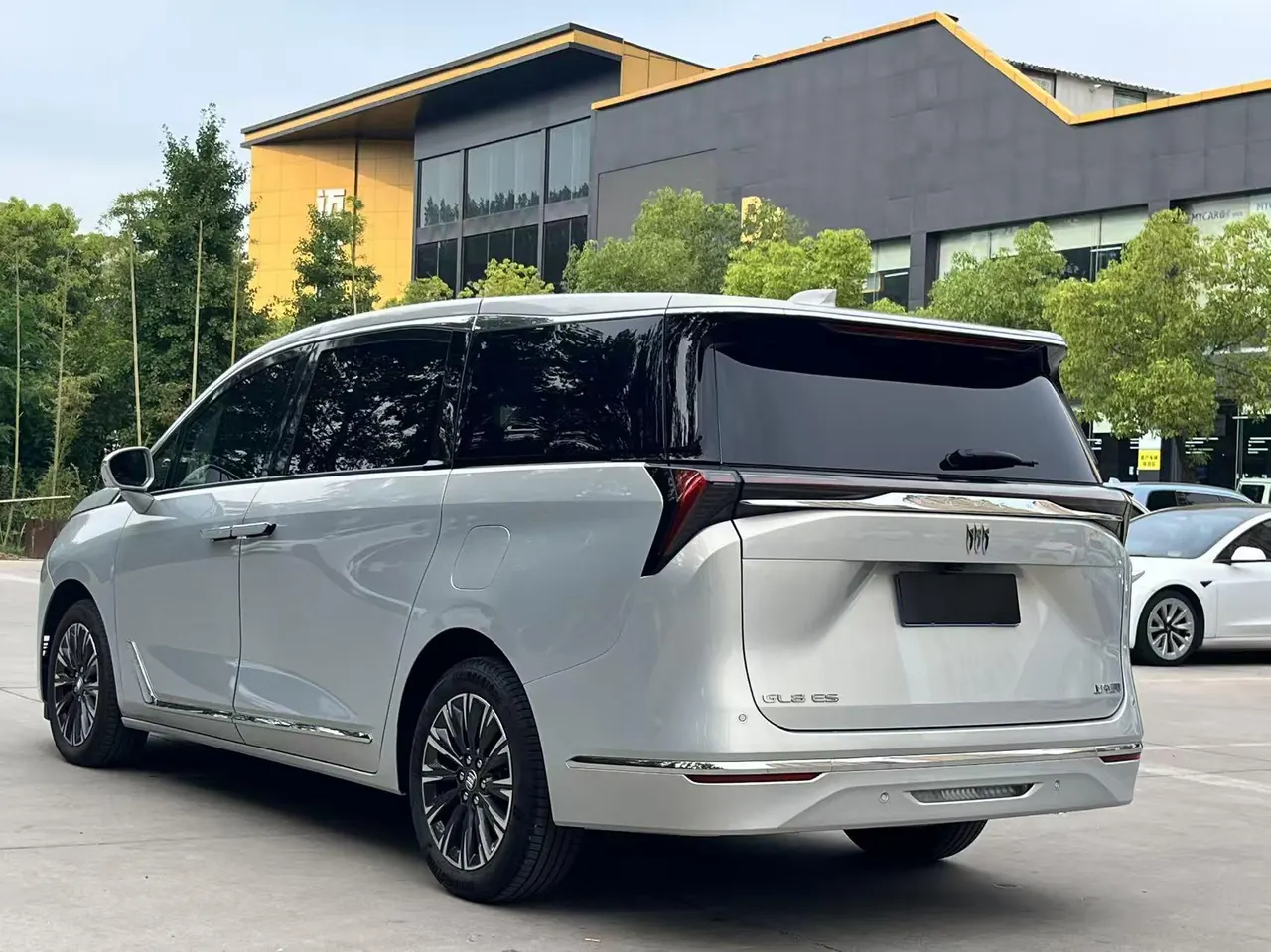 Buick 2025 GL8 ES Lu Zun 48V 2.0T Smart Edition Automatic Gear 9