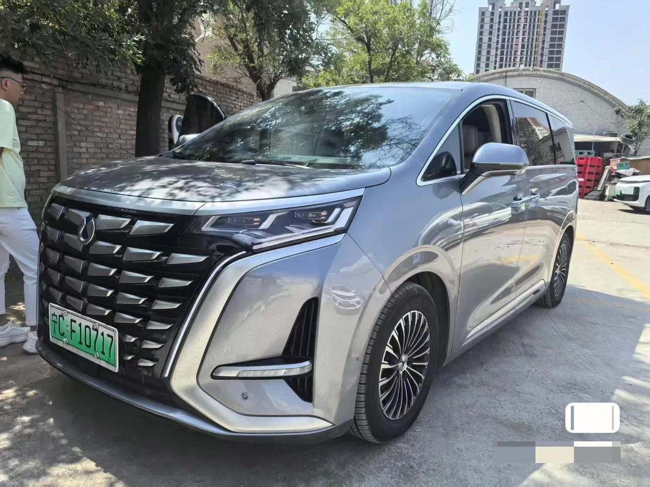 Denza 2022 Denza D9 DM-i 1.5T stepless 970 four-wheel drive flagship automatic gear - View 1