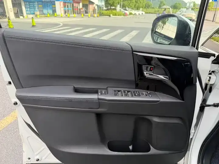 Elyson 2019 2.0L Hybrid Deluxe Edition 4