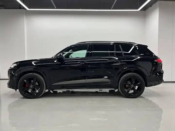 Audi Q6 2024 45 TFSI quattro Black Samurai Edition 6 2