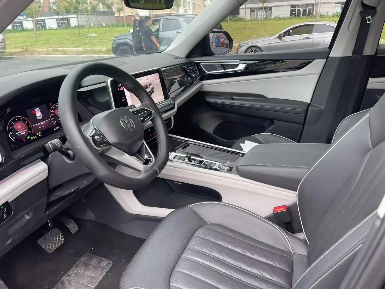 Volkswagen 2022 Tuang 2.0TSI 380TSI 4WD Respect Deluxe Automatic Transmission 3