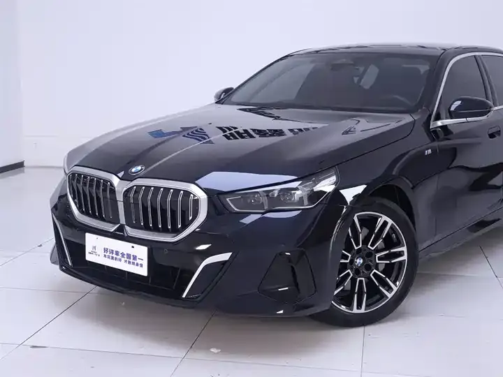 BMW 5 Series 2024 530Li Leading M Sports Suit 3