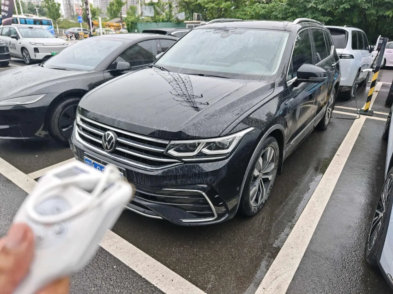 Volkswagen 2022 Tiguan L R-Line 2.0TSI 330TSI Two-Drive R-Line Ultimate Automatic Gear - View 1