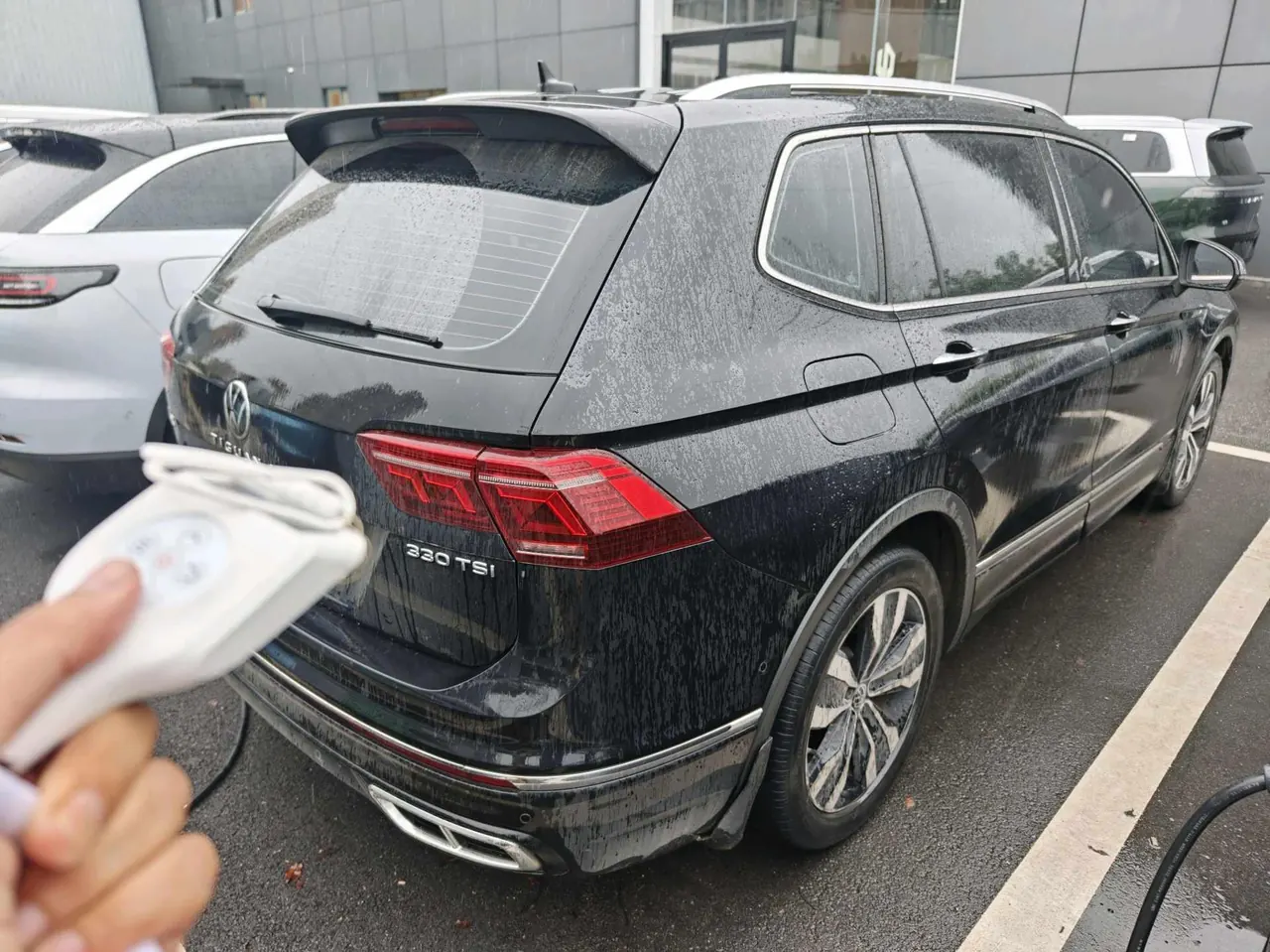 Volkswagen 2022 Tiguan L R-Line 2.0TSI 330TSI Two-Drive R-Line Ultimate Automatic Gear 2