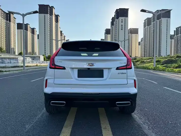 Cadillac XT4 2024 28T two-wheel drive distinguished model 10