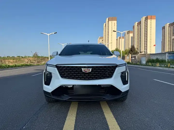 Cadillac XT4 2024 28T two-wheel drive distinguished model 2