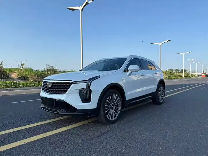 Cadillac XT4 2024 28T two-wheel drive distinguished model 3