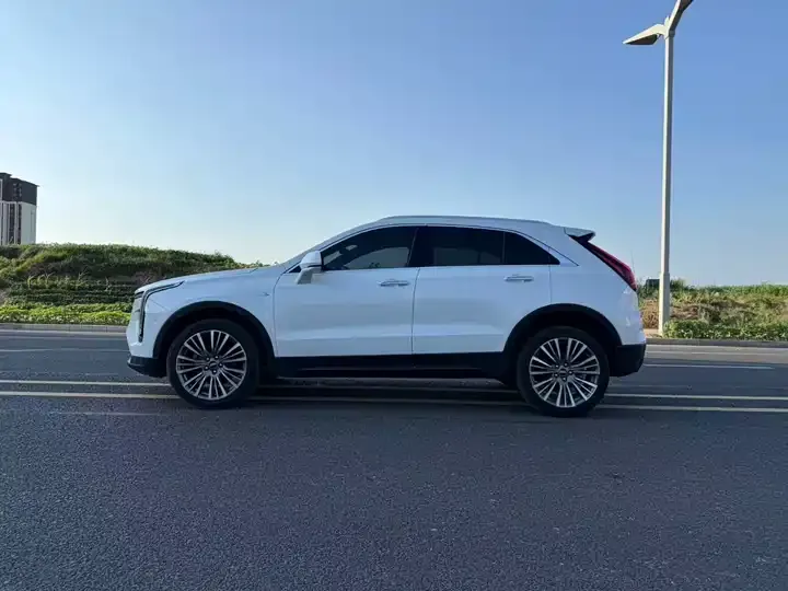 Cadillac XT4 2024 28T two-wheel drive distinguished model 4