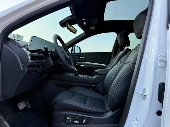 Cadillac XT4 2024 28T two-wheel drive distinguished model 5