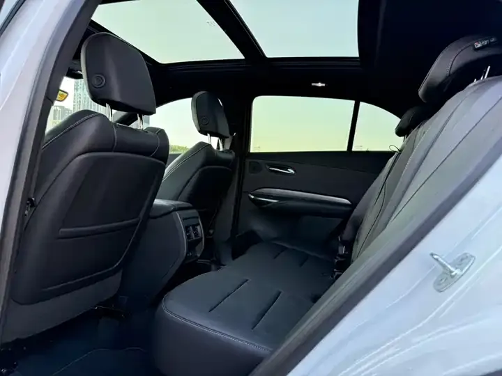 Cadillac XT4 2024 28T two-wheel drive distinguished model 7