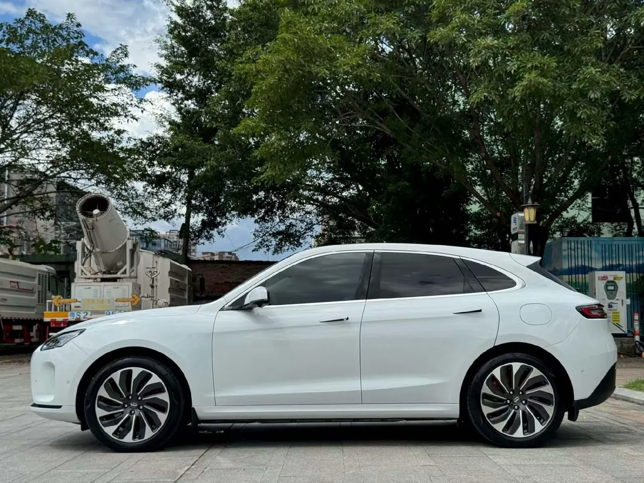 AITO 2022 AITO M5 1.5T Four-wheel Drive to Achieve Automatic Gear 3