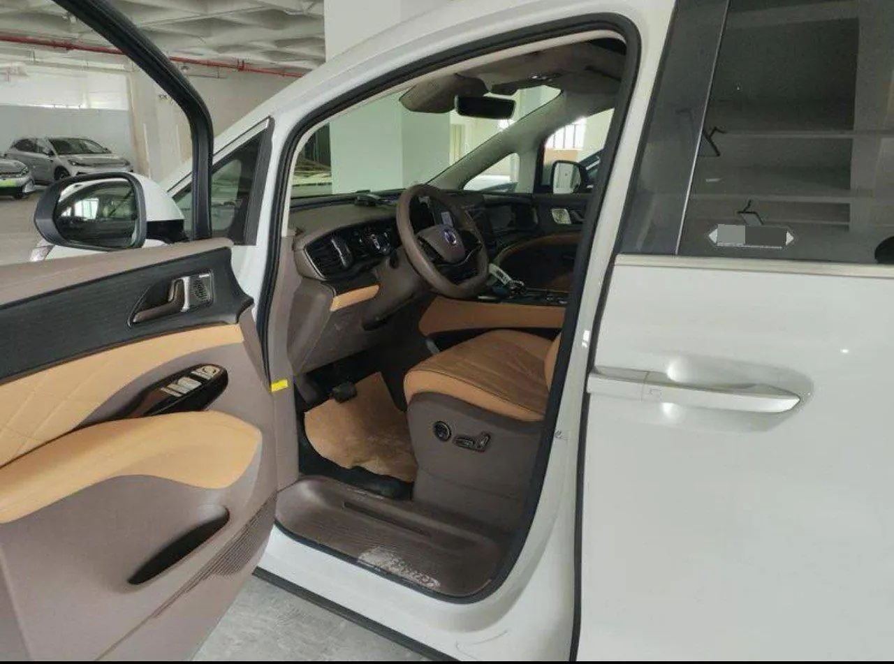 Denza 2022 Denza D9 DM-i 1.5T stepless 970 four-wheel drive flagship automatic gear - View 1