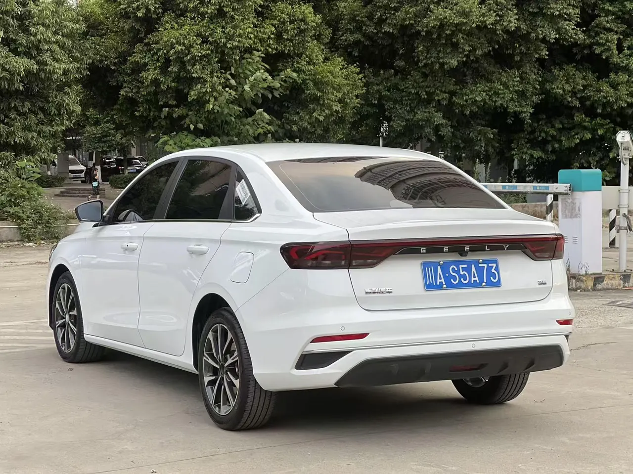 Geely 2025 Emgrand-sedan 1.5 stepless flagship automatic gear 4