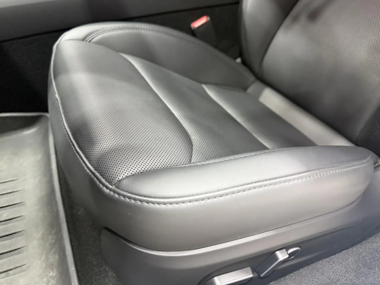 Tesla 2025 Model 3 rear-wheel drive version of automatic transmission 10