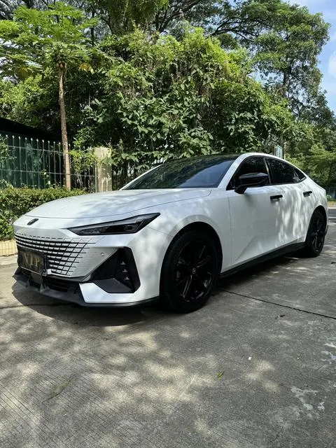 ChangAn UNI-V 2023 1.5T Honorable Model - View 1