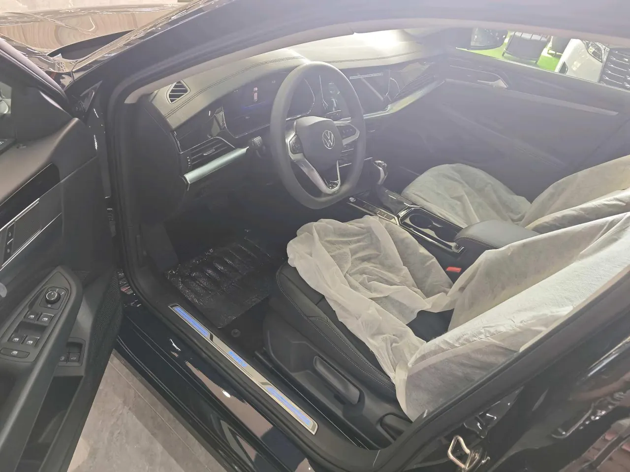 Volkswagen 2023 Passat PHEV 1.4T 430 Deluxe Automatic Gear - View 1