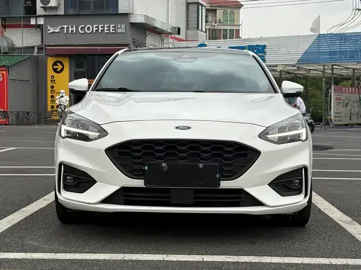 Open image lightbox: Focus 2021 hatchback EcoBoost 180 automatic ST Line