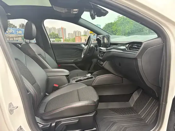 Focus 2021 hatchback EcoBoost 180 automatic ST Line 11