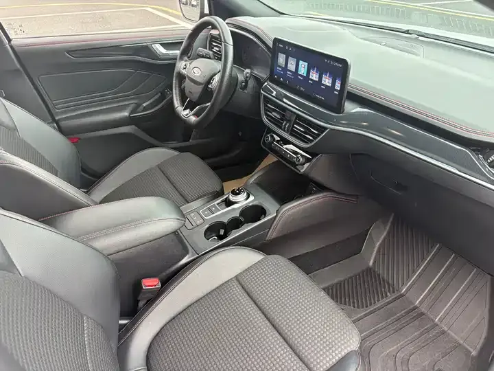 Focus 2021 hatchback EcoBoost 180 automatic ST Line 12