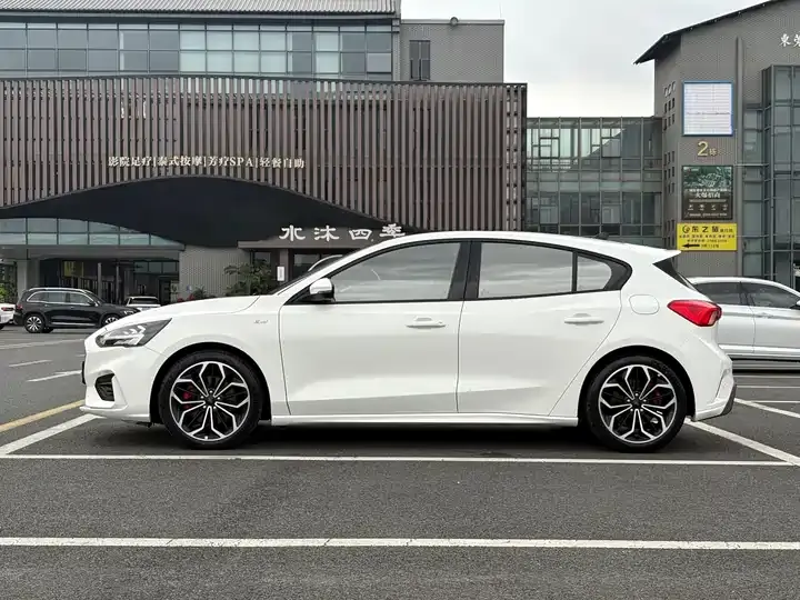 Focus 2021 hatchback EcoBoost 180 automatic ST Line 6