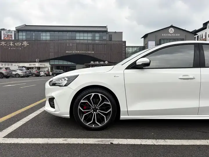 Focus 2021 hatchback EcoBoost 180 automatic ST Line 7