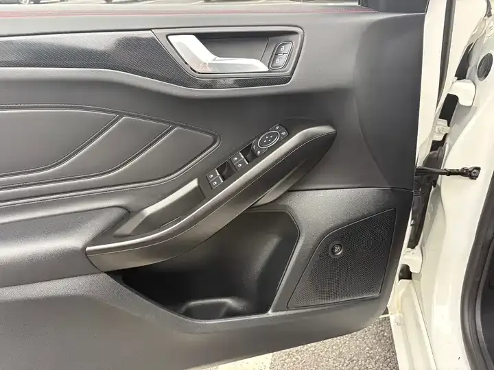 Focus 2021 hatchback EcoBoost 180 automatic ST Line 9