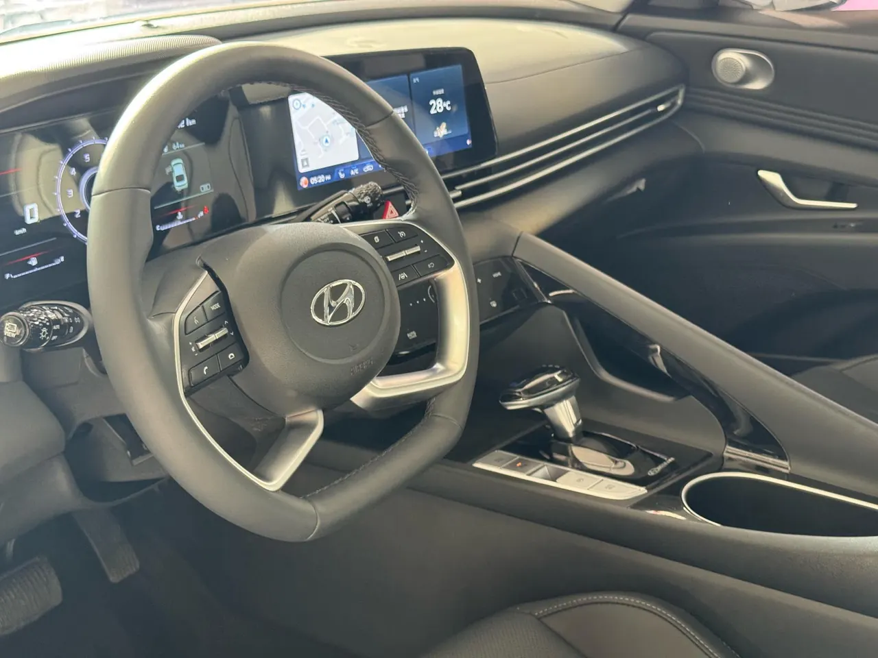 Hyundai 2022 Elantra -3-compartment 1.5 stepless LUX premium automatic gear 9