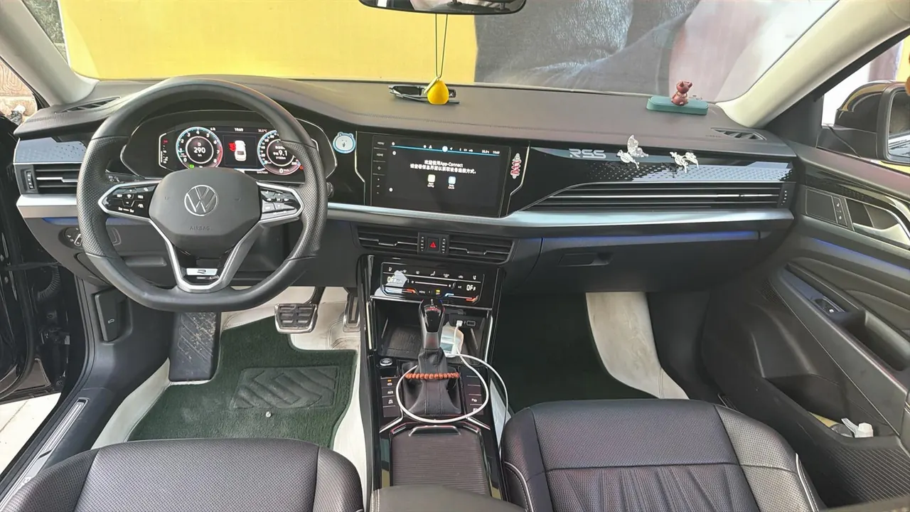 Volkswagen 2022 Passat 2.0TSI 330TSI Deluxe Edition Automatic 4