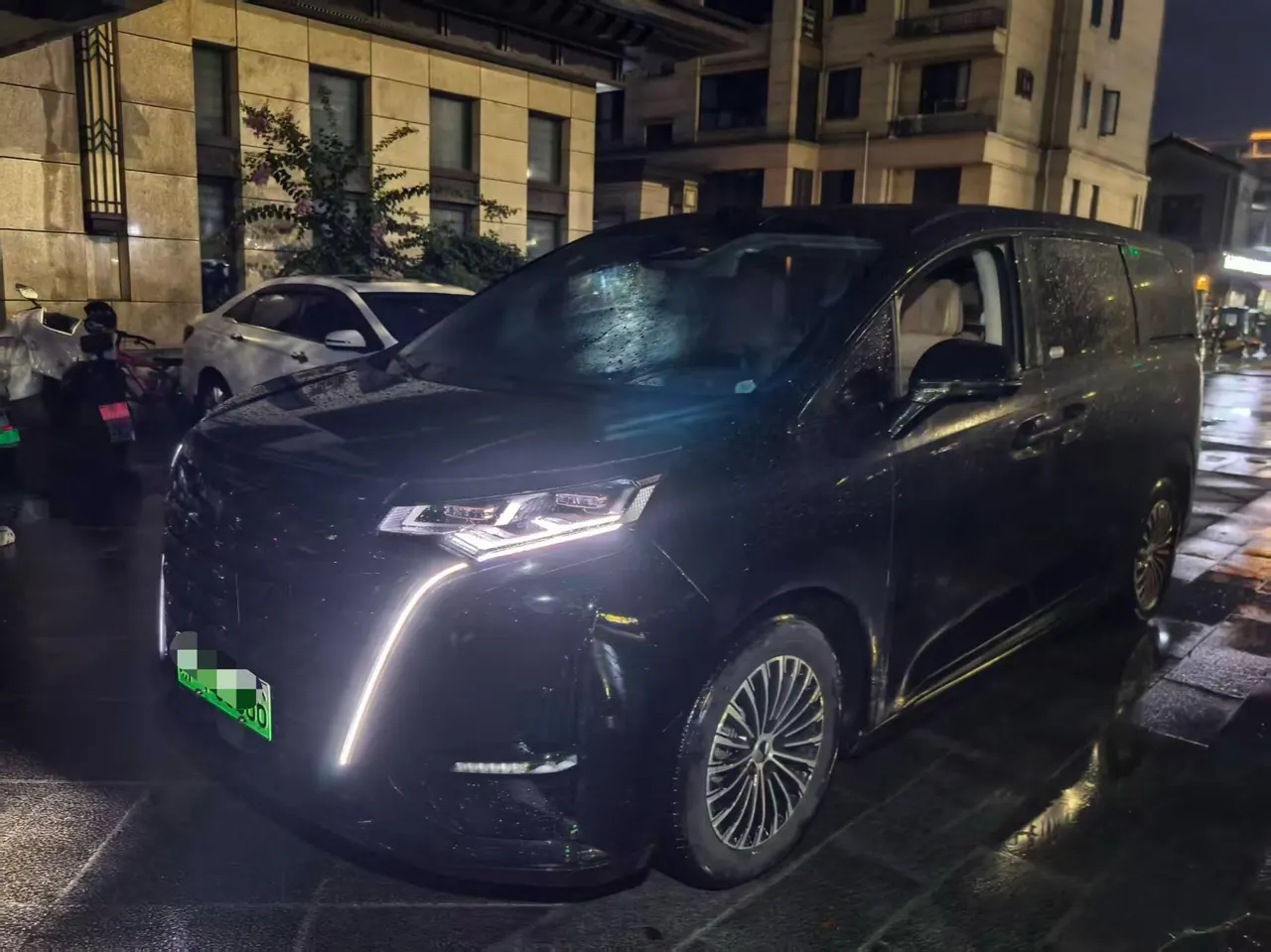 Denza 2022 Denza D9 DM-i 1.5T stepless 970 four-wheel drive flagship automatic gear - View 1