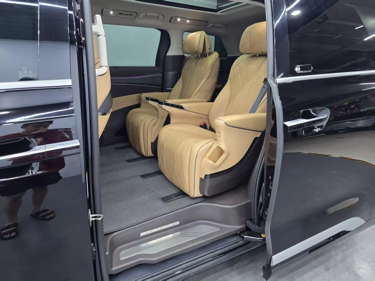 Denza 2024 Denza D9 DM-i 1.5T stepless 980 four-wheel drive distinguished automatic gear 5