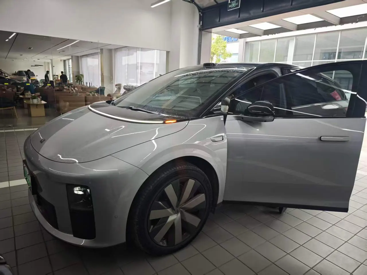 Li 2025 i6 four-wheel drive basic automatic transmission - View 1