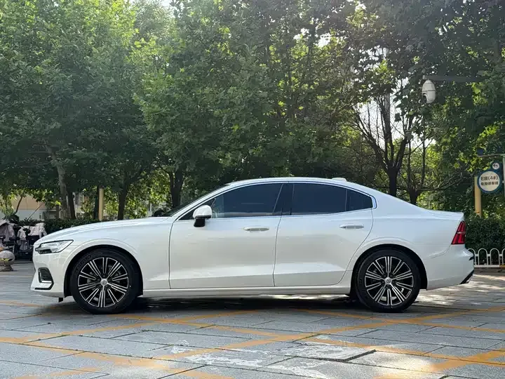 Volvo S60 2021 T4 Zhiyuan Deluxe Edition 4