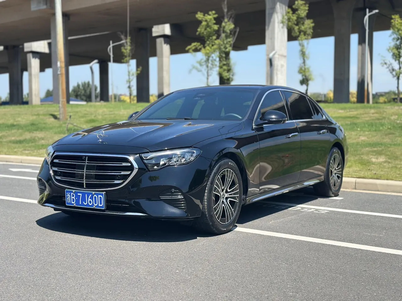 Mercedes Benz E Class 2025 E 260 L 48V 2.0T Automatic - View 1
