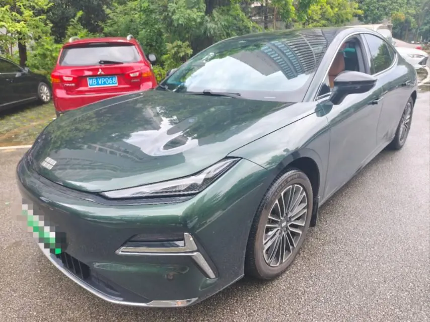 Открыть галерею: Geely Galaxy 2025 Xingyao 8 EM-i 1.5 130km Premium Edition Automatic Gear