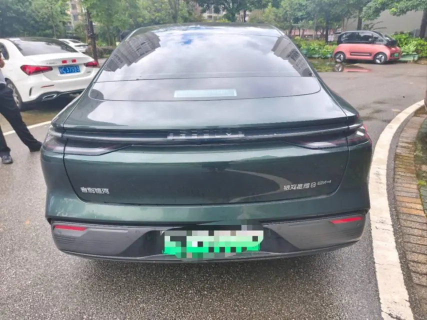 Geely Galaxy 2025 Xingyao 8 EM-i 1.5 130km Premium Edition Automatic Gear 7