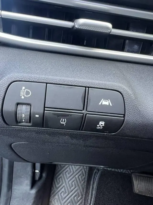 Hyundai 2021 Elantra -3-compartment 1.5 stepless LUX premium automatic gear 13