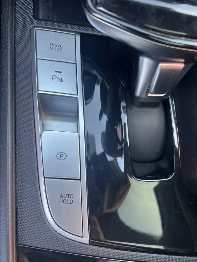 Hyundai 2021 Elantra -3-compartment 1.5 stepless LUX premium automatic gear 15