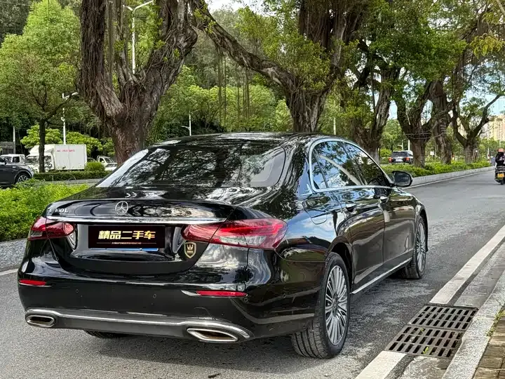 Mercedes Benz E-Class 2022 to E 300 L Fashion 4