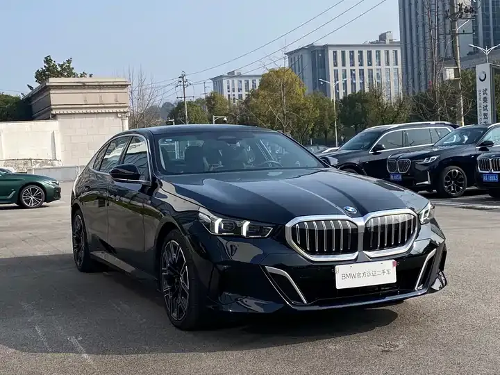 BMW 5 Series 2025 530Li Exclusive M Sports Suit 3