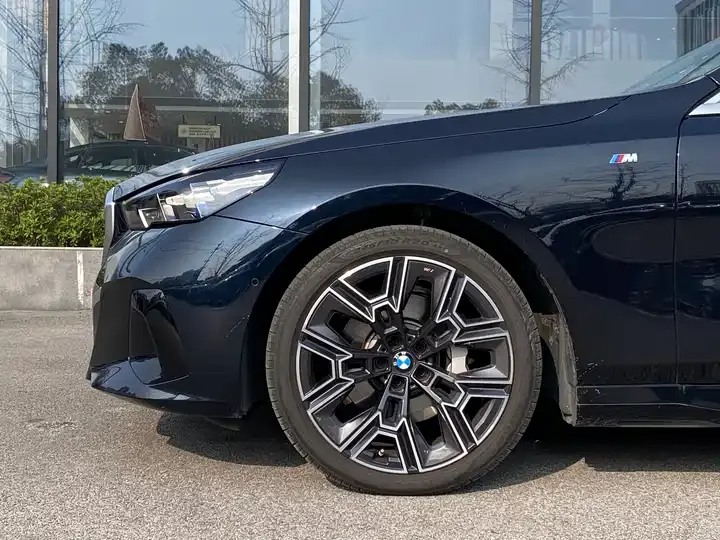 BMW 5 Series 2025 530Li Exclusive M Sports Suit 5