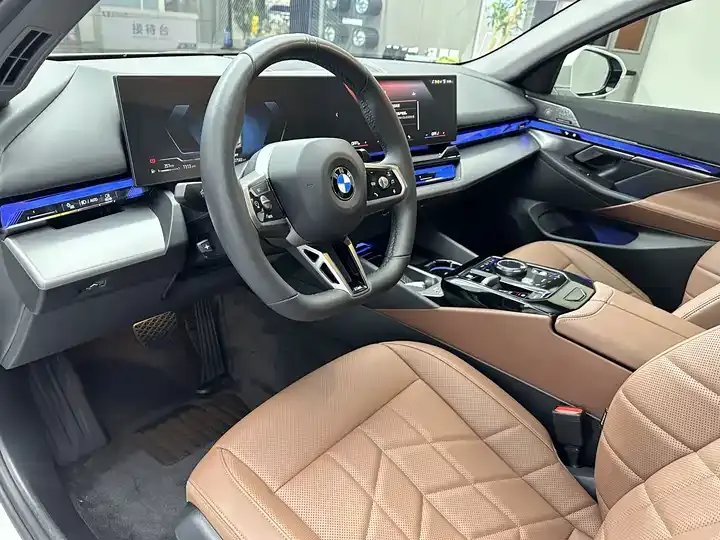 BMW 5 Series 2025 530Li Leading M Sports Suit 10