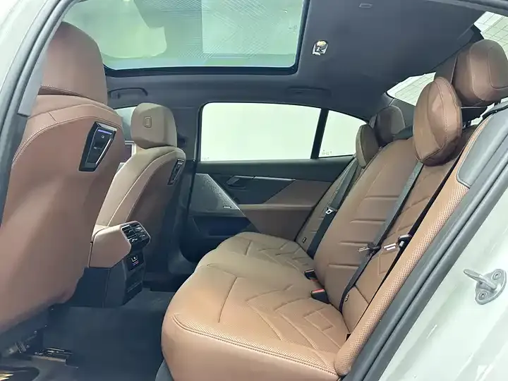 BMW 5 Series 2025 530Li Leading M Sports Suit 11