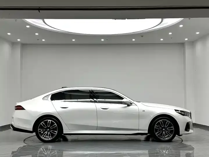 BMW 5 Series 2025 530Li Leading M Sports Suit 3