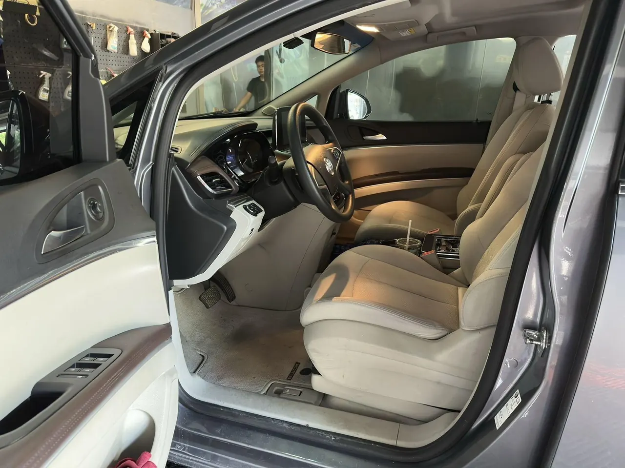 Buick 2020 GL8 Land Business Class 2.0T 652T Comfortable Automatic Gear 2