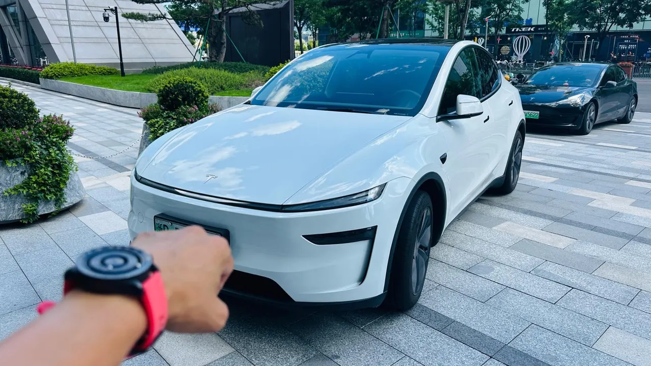 Tesla 2025 Model Y rear-wheel drive version automatic transmission - View 1