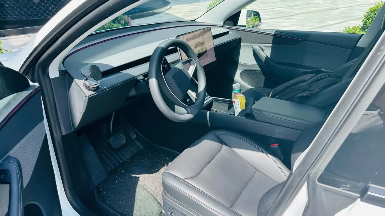 Tesla 2025 Model Y rear-wheel drive version automatic transmission 2