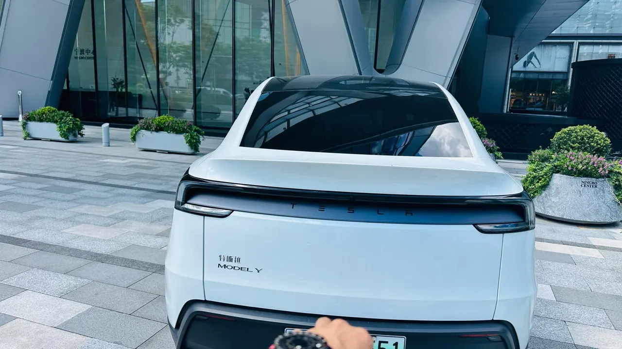 Tesla 2025 Model Y rear-wheel drive version automatic transmission 5